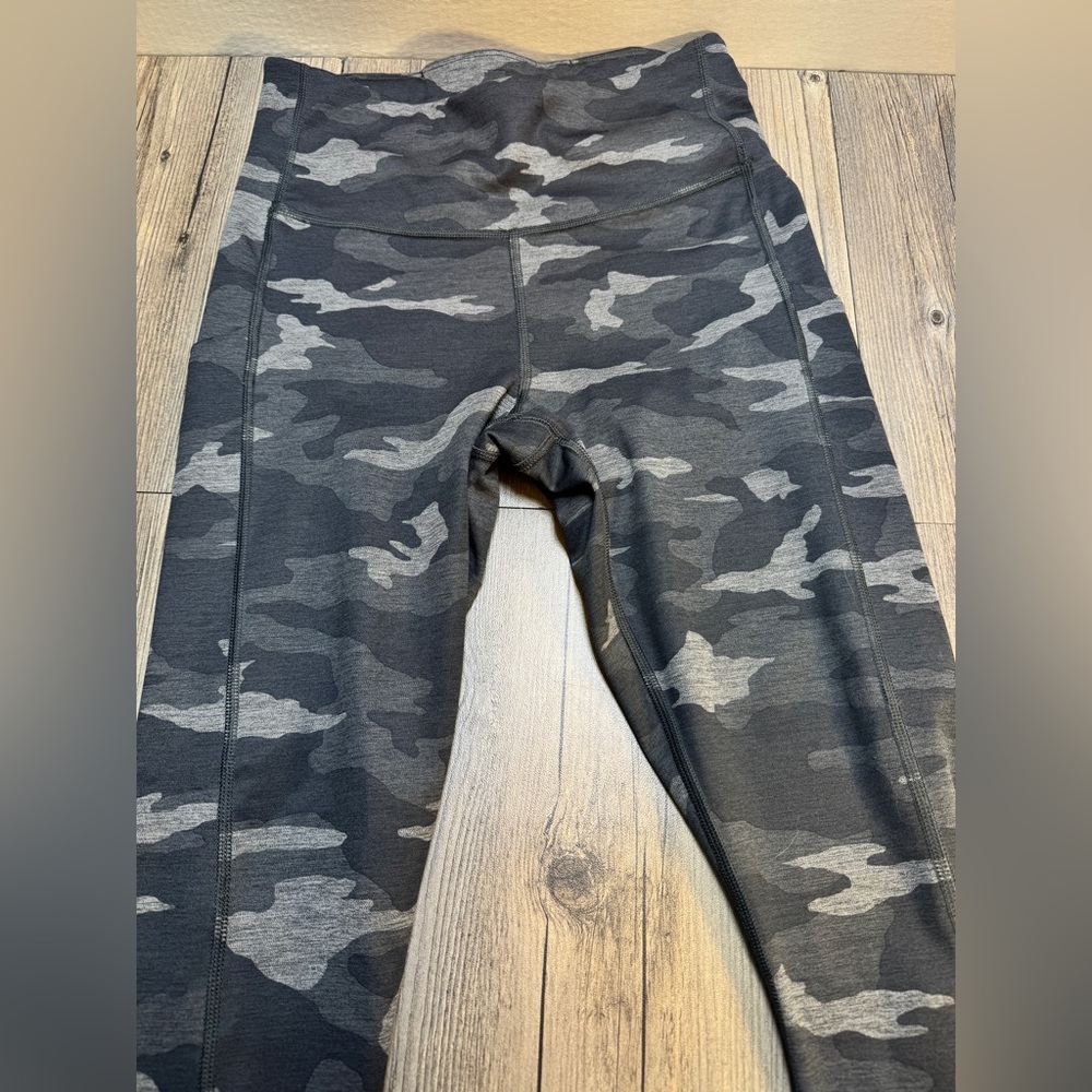 Athleta Black & Grey Ultimate Camo 7/8 Tight Leggings Pants Women’s Size XS